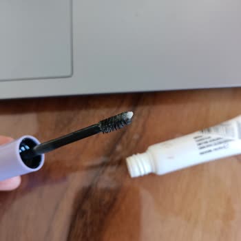 Maybelline New York Super Lock Leaves Heavy White Residue