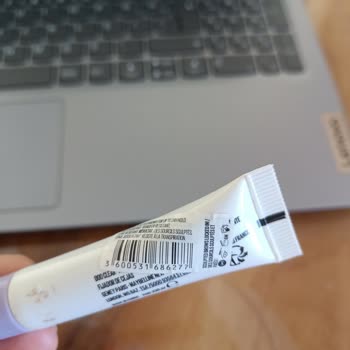 Maybelline New York Super Lock Leaves Heavy White Residue