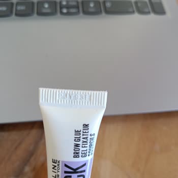 Maybelline New York Super Lock Leaves Heavy White Residue