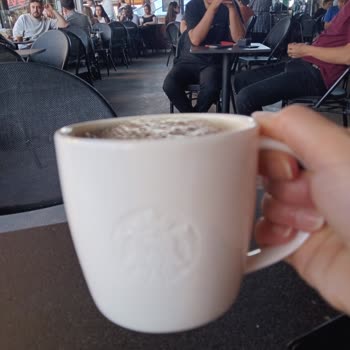 Starbucks'ta Çay Servisinde Yanlış Bardak Ve İlgisiz Davranış