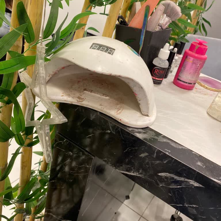 Manikür Aletlerinin Hijyensiz Kullanımı Ve Olumsuz Çalışan Tavırları