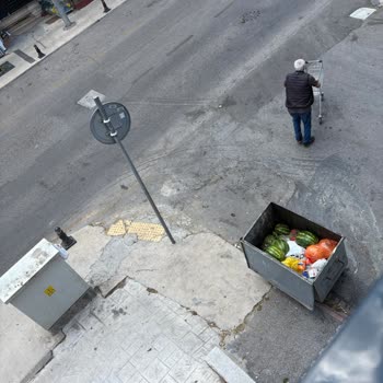 Engelli Rampası Ve Bebek Arabası Geçişini Engelleyen Çöp Konteyneri Sorunu