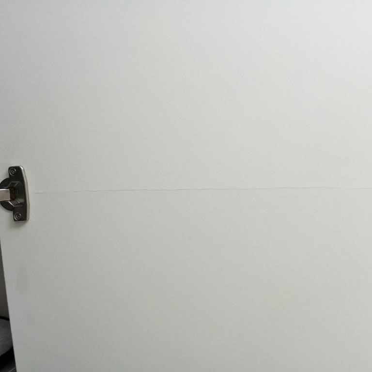 Gardırop Kapaklarında Oluşan Çatlaklara Çözüm Bulunmuyor