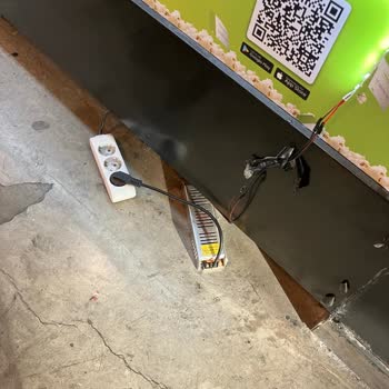 Axis AVM Sinema Alanında Çocuklar İçin Tehlikeli Açık Elektrik Kabloları