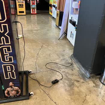 Axis AVM Sinema Alanında Çocuklar İçin Tehlikeli Açık Elektrik Kabloları