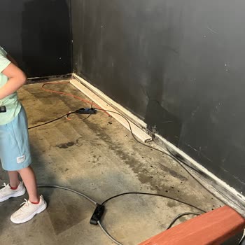 Axis AVM Sinema Alanında Çocuklar İçin Tehlikeli Açık Elektrik Kabloları