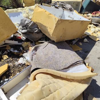 Sitemiz Yanına Her Gün Dökülen Çöplerden Şikayetçiyiz, Kokudan Evimize Giremiyoruz