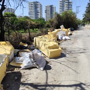 Sitemiz Yanına Her Gün Dökülen Çöplerden Şikayetçiyiz, Kokudan Evimize Giremiyoruz