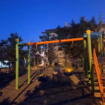 Parkta Aylardır Yanmayan Lambalar Çocukların Oyununu Engelliyor