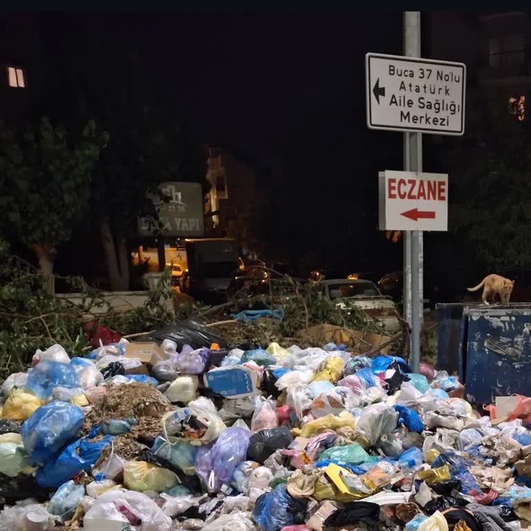Buca'da Çöpler Toplanmıyor, Kötü Koku Ve Salgın Riski Artıyor