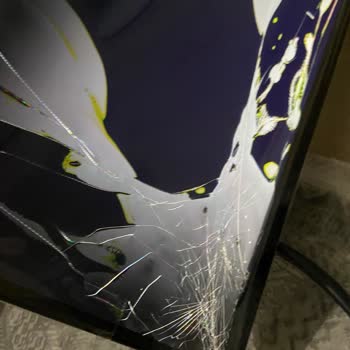 Kapalı Kutudan Kırık Televizyon Çıktı, Kimse İlgilenmiyor