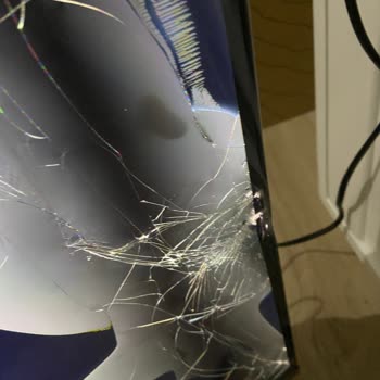 Kapalı Kutudan Kırık Televizyon Çıktı, Kimse İlgilenmiyor