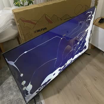 Kapalı Kutudan Kırık Televizyon Çıktı, Kimse İlgilenmiyor