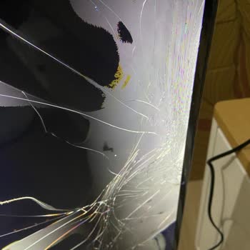 Kapalı Kutudan Kırık Televizyon Çıktı, Kimse İlgilenmiyor