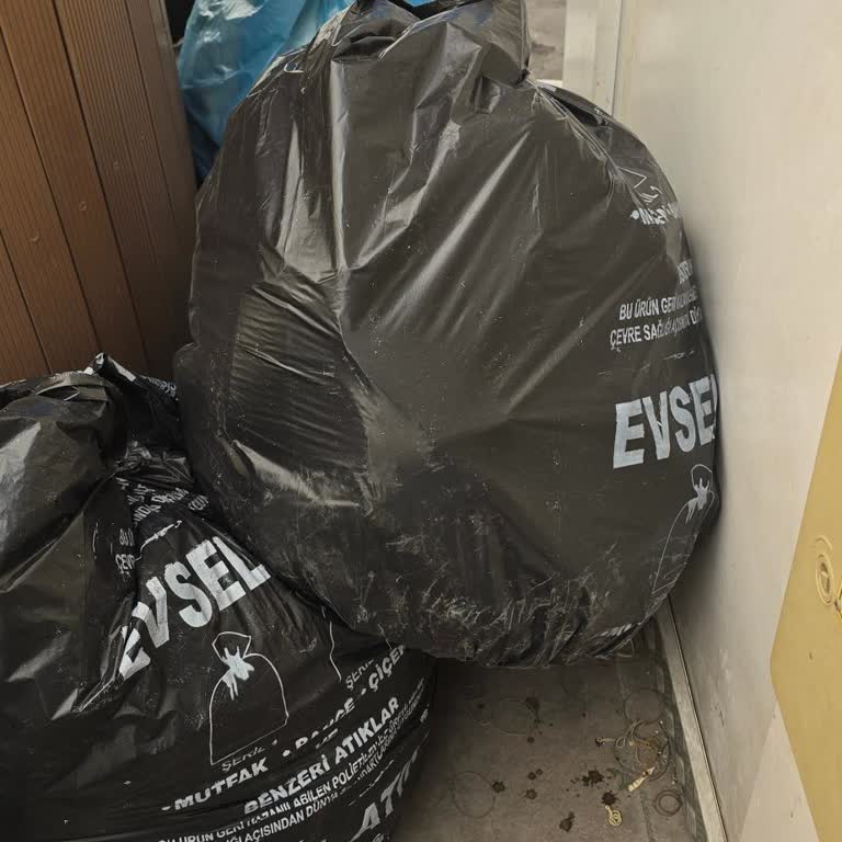 ATM Arkasına Saklanan Çöpler Ve İlgisiz Temizlik Personeli