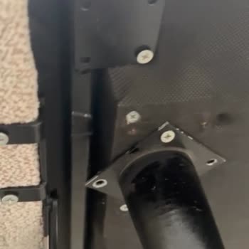 Kırık Koltuklar İçin Servis Bekliyorum, Kimse Yardımcı Olmuyor