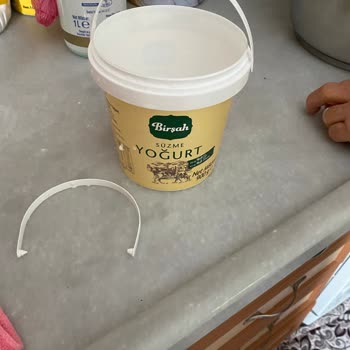 Süzme Yoğurttan Çıkan Kova Kulpu Hijyen Endişesi Yarattı