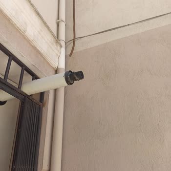 Türk Telekom'un Kablo Montajı Bina Dış Cephesine Zarar Veriyor