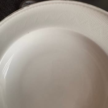 Aksu Çarşı'dan Alınan Yemek Takımında Renk Sorunu Ve Yetersiz Müşteri Hizmeti