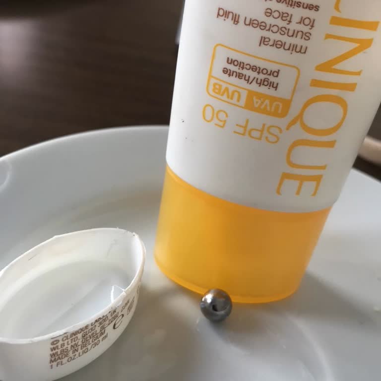 Sorpresa en protector solar Clinique, hallo bola metálica dentro