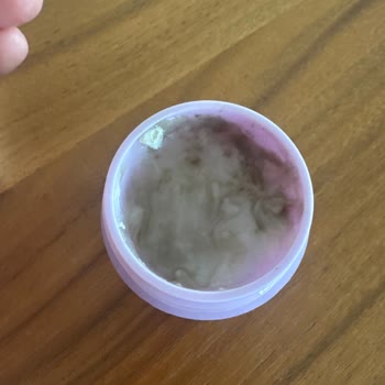 Solicito solución para olor extraño en producto de Clinique