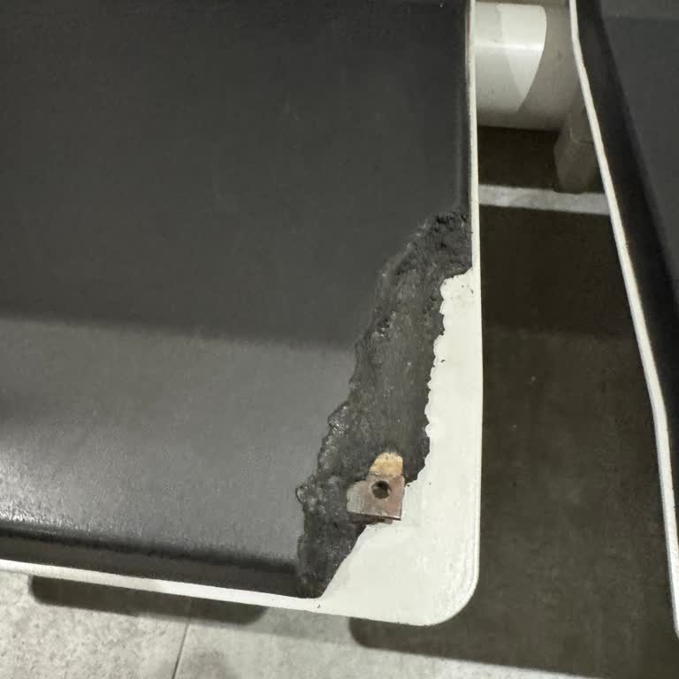 Çocuk Bölümünde Paslı Ve Tehlikeli Sandalye Sorunu