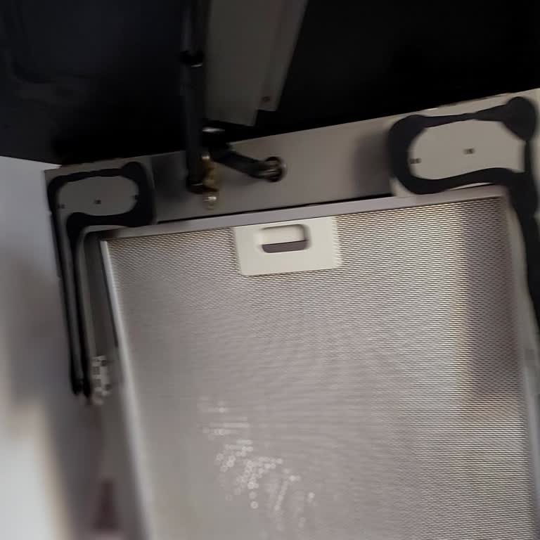 Davlumbaz Camı Tehlikeli Şekilde Ayrıldı, Yüksek Onarım Ücreti Talep Edildi