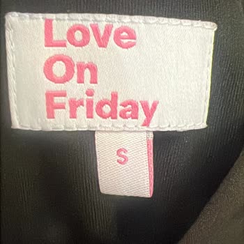 Siyah Elbise Çantamı Boyadı, Marka İlgisiz Ve Suçlamayla Yaklaştı