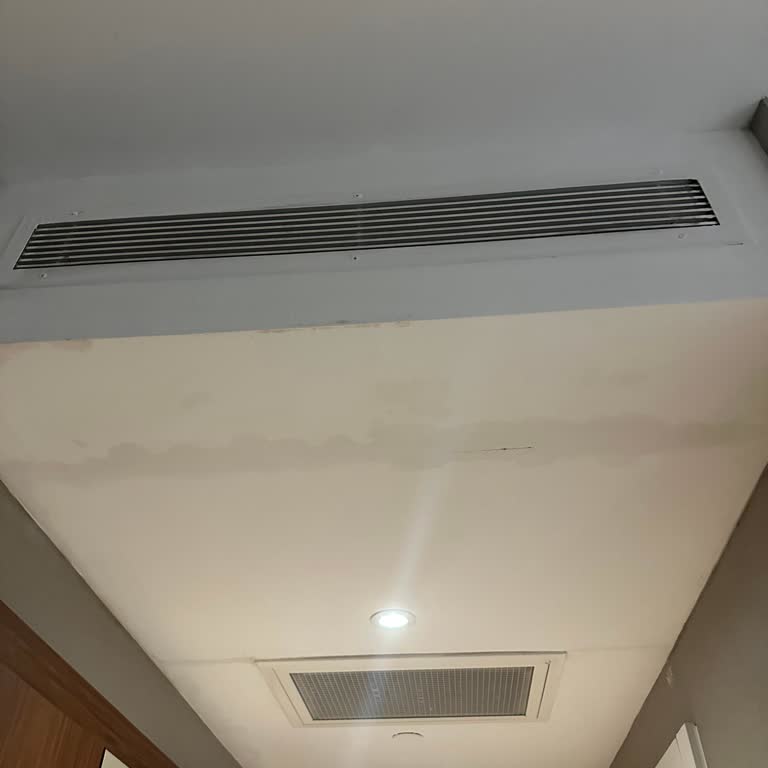 Baia Hotels-Zimmer tropft von der Decke, keine Entschuldigung, kein Schlaf!