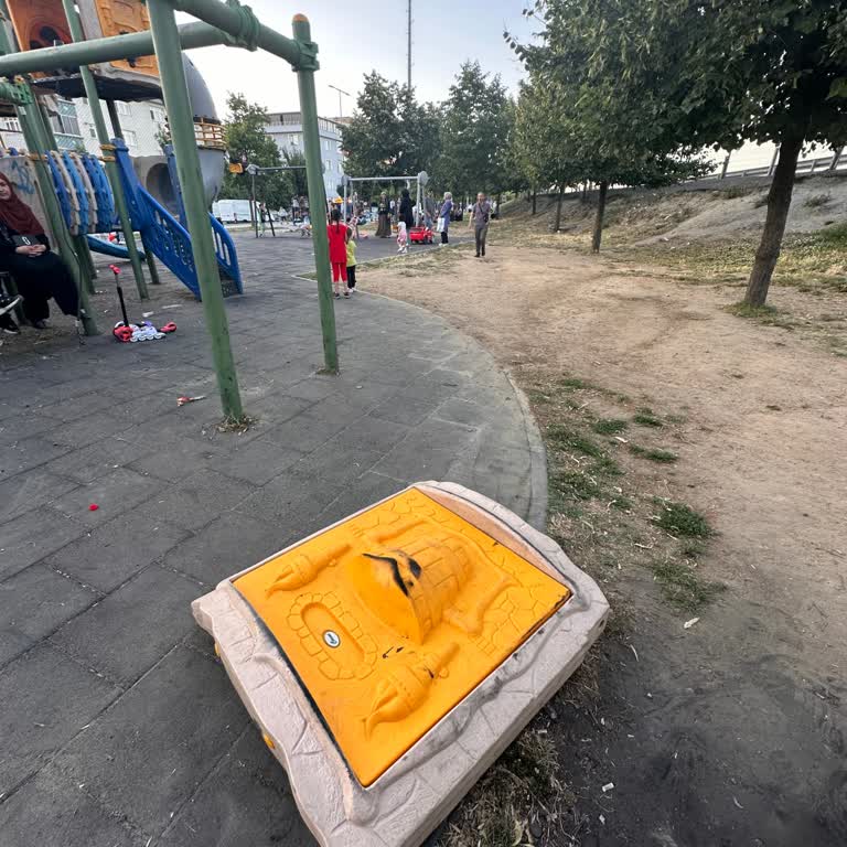 Parktaki Oyun Alanlarının Güvensiz Ve Bakımsız Olması