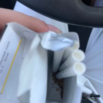 Sigaraların İçinden Yabancı Maddeler Çıkıyor Ve Tütünler Dökülüyor