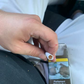 Sigaraların İçinden Yabancı Maddeler Çıkıyor Ve Tütünler Dökülüyor