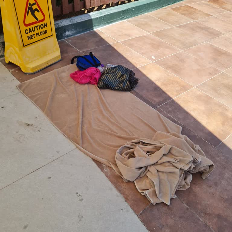 Aqua Parkta Şezlong Ve Şemsiye Yok Personel Yorgun Yönetim İlgisiz