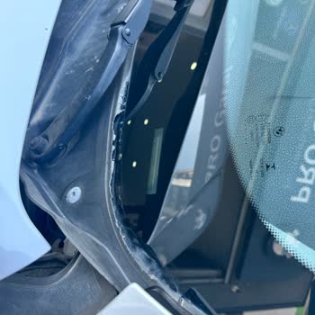 BMW 3.20i F30 Ön Cam Fitili Parçalanması Ve Garanti Talebi