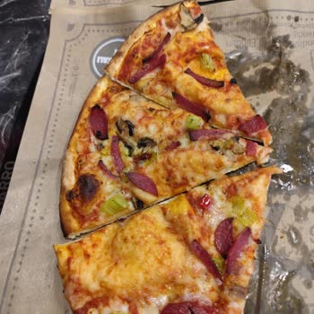 Gurme Pizza Beklentimi Karşılamadı, Malzeme Yok Denecek Kadar Azdı