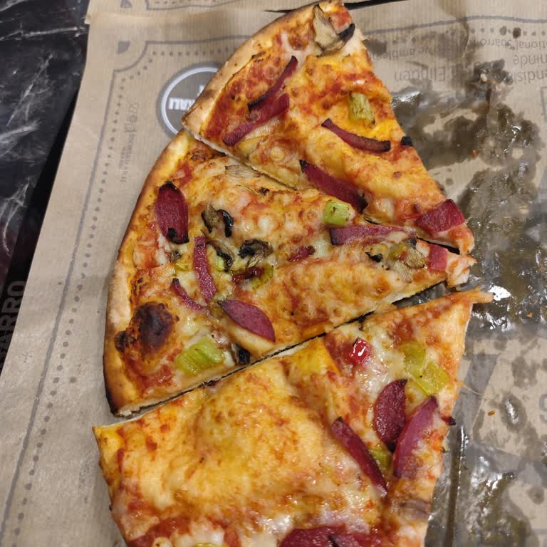Gurme Pizza Beklentimi Karşılamadı, Malzeme Yok Denecek Kadar Azdı