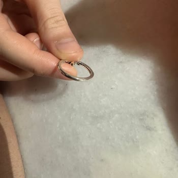 Pandora Yüzüğün Taşı Mat Ve Farklı, Mağazalar Çözüm Sunmuyor