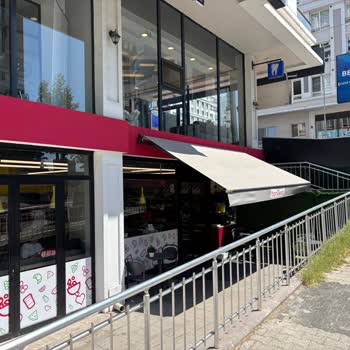 Personelin Kaba Davranışı Ve Sandviçte Tehlikeli Yabancı Madde