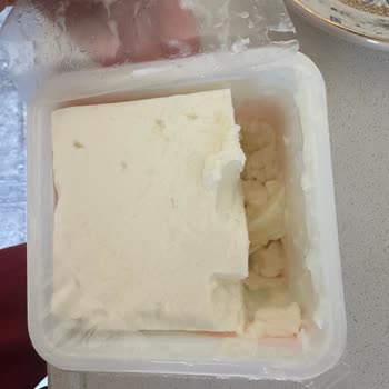 Hakmar Ekspres'ten Alınan Ekici Süzme Peynir Ekşimiş Ve Bozuk Çıktı