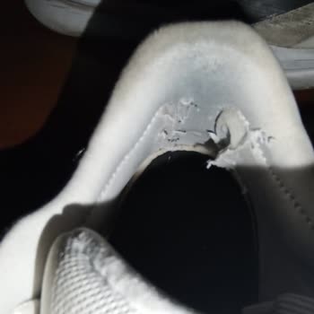 Aldığım Spor Ayakkabı Kısa Sürede Yırtıldı, Değişim Ya Da İade Talep Ediyorum