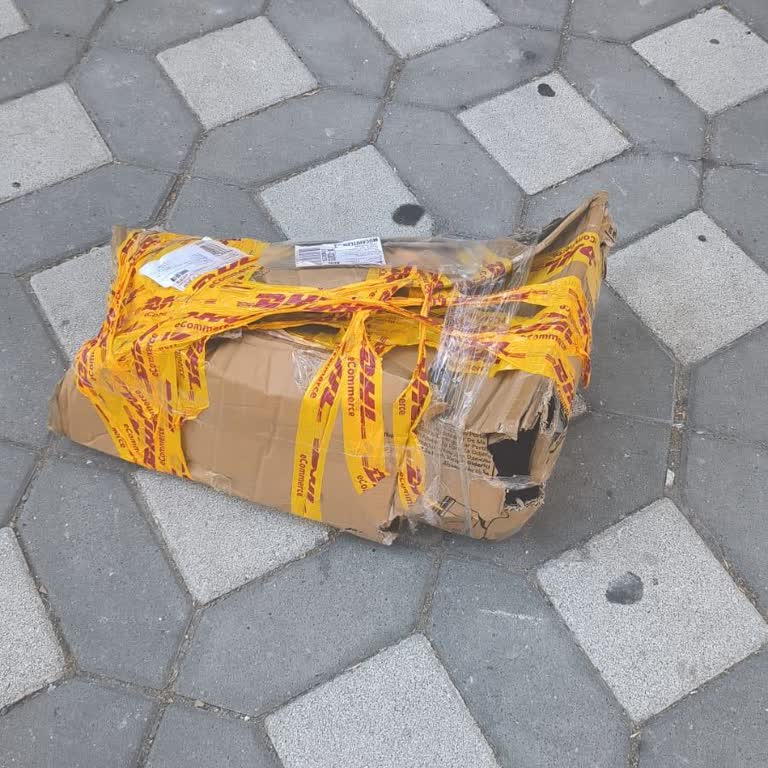 DHL Kargo İle Gelen Hasarlı Ve Parçalanmış Ürün