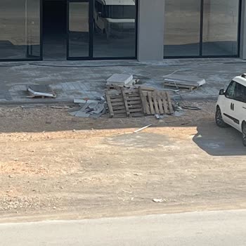 İnşaat Atıkları Sokakta Birikiyor, Kimse Temizlemiyor