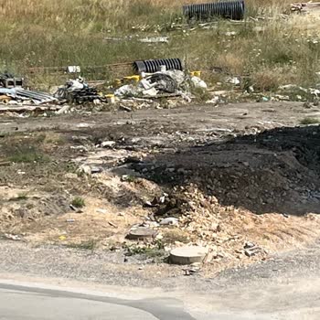 İnşaat Atıkları Sokakta Birikiyor, Kimse Temizlemiyor