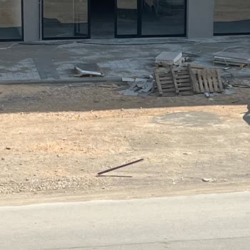 İnşaat Atıkları Sokakta Birikiyor, Kimse Temizlemiyor