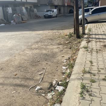 Sultanbeyli'de Çukur Nedeniyle Oluşan Çöp Ve Su Birikintisi Sorunu