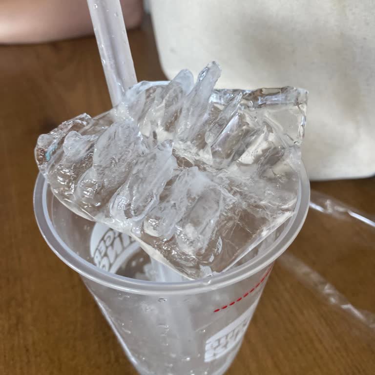 Buz Dolu Bardak: İçecekten Çok Buz Servisi