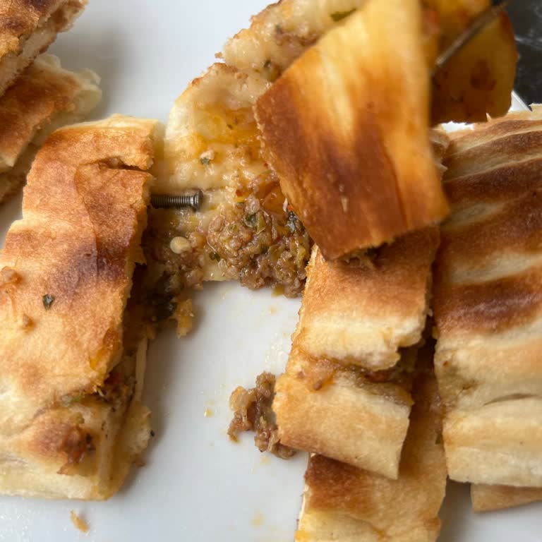 Sinan Usta Sarıyer Börekçisi Pidenin İçinden Çivi Çıktı!
