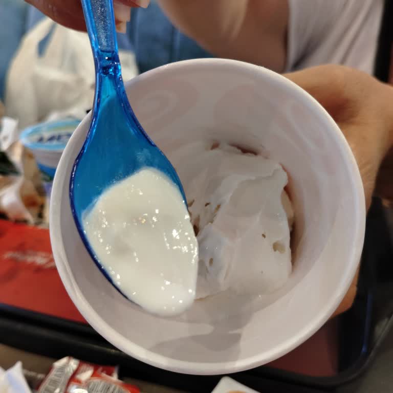 Dondurmanın İçinde Süt Yok Çalışanlar İlgisiz