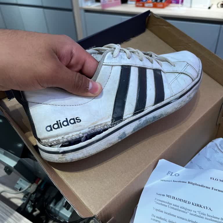 Adidas Ayakkabının Garantisi Bitmeden Tabanı Ayrıldı