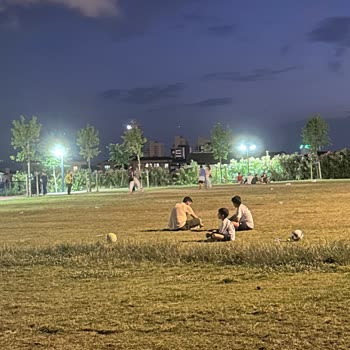 Çim Alanda Top Oynanması Yürüyüş Yapanları Mağdur Ediyor